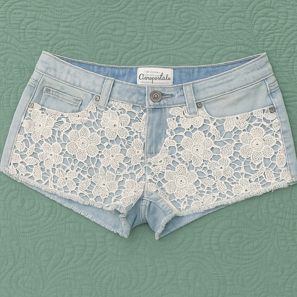 Aeropostale Light Wash Denim Shorts with White Crochet Lace Overlay Women’s 5/6 - Picture 1 of 3